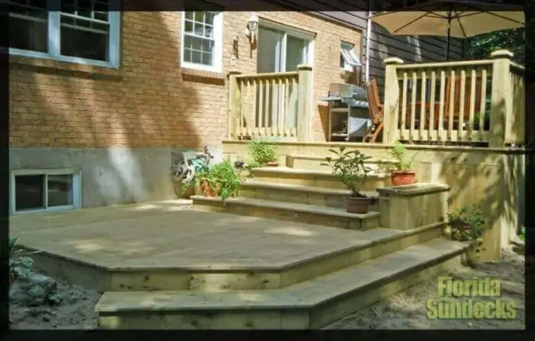 Patio en bois traité multi niveaux à Vaudreuil Patio a Vaudreuil