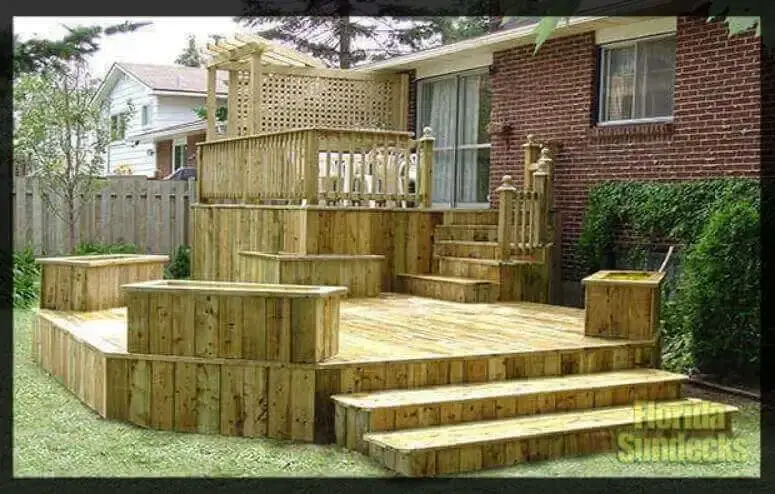 Patio en bois traité multi niveaux à Kirkland Patio a Kirkland