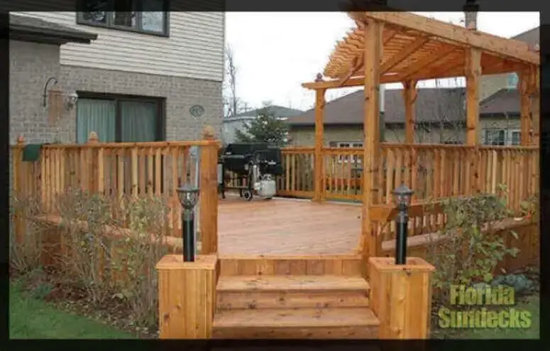 Patio en bois traité avec pergola à Île-Perrôt Patio a Île-Perrôt