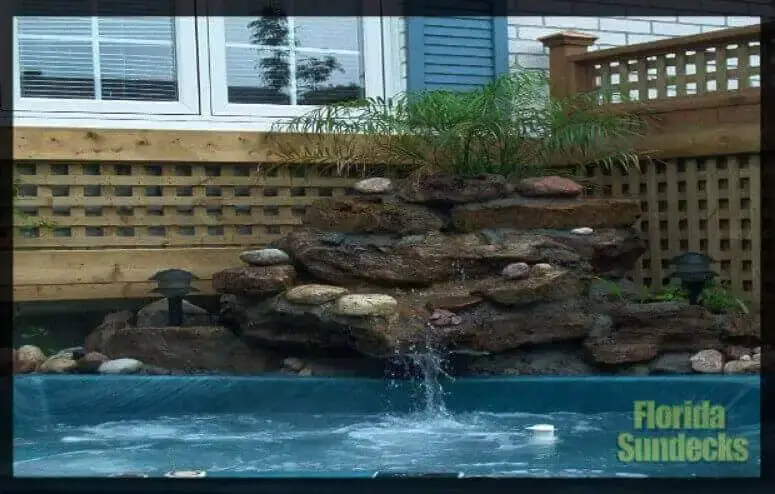 Cour arrière Chute d'eau dans un spa construit a Kirkland Aménagement paysager a Kirkland