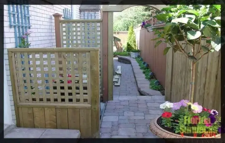 Unistone Walkway on the side of the house in Ile-Perrot Unistone in Ile-Perrot